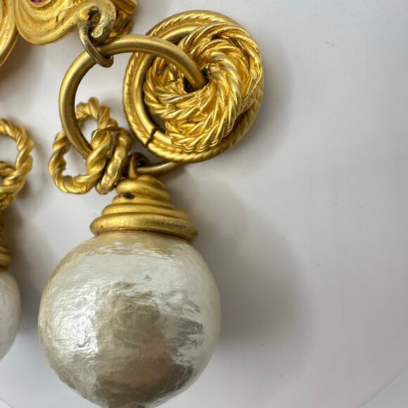 1980s vintage gold tone pink rhinestones massive faux pearl clip on earrings - Picture 5 of 9